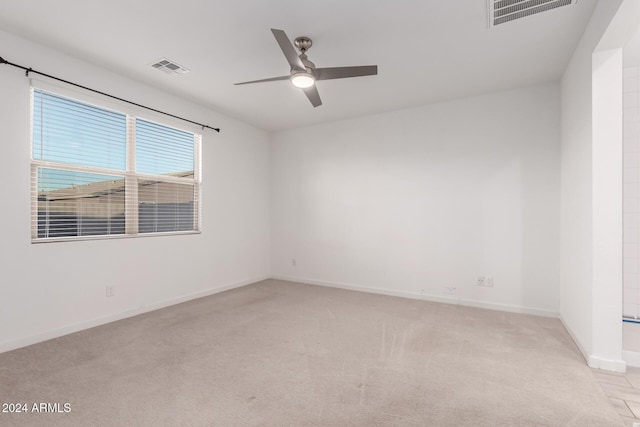 carpeted empty room featuring ceiling fan