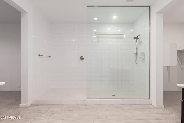 bathroom featuring a tile shower