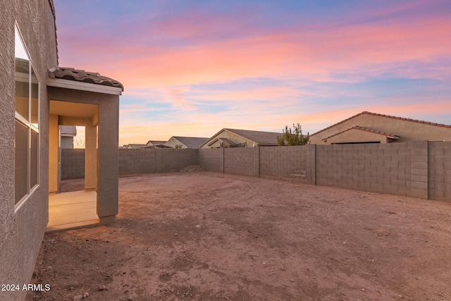 view of yard at dusk