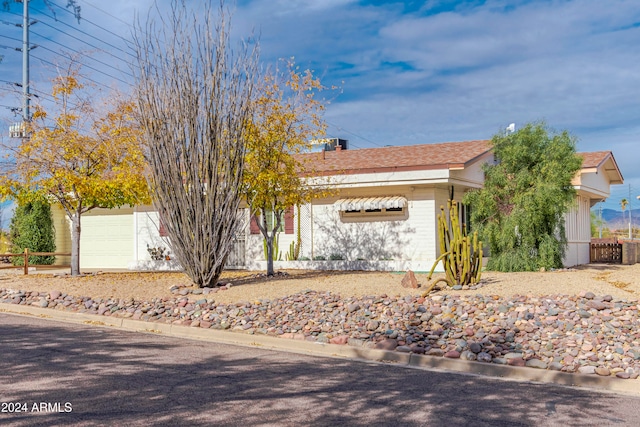 view of front facade featuring a garage