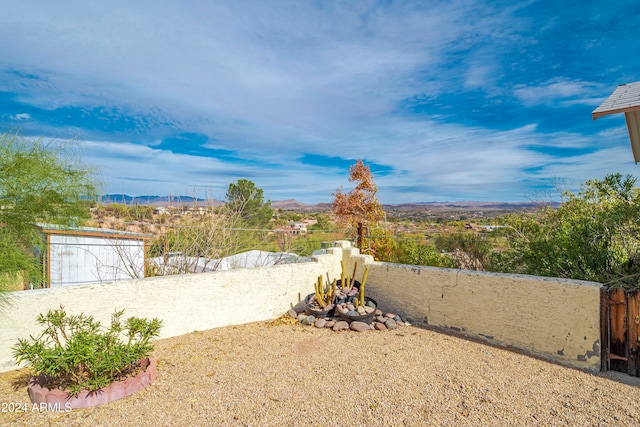 view of yard featuring a mountain view