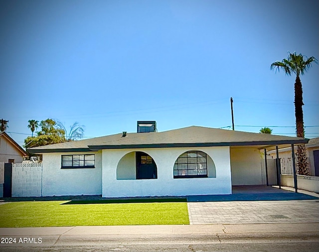 view of front of house featuring a front yard