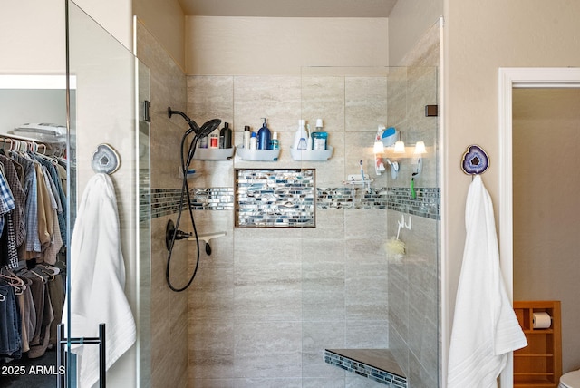 bathroom featuring a tile shower