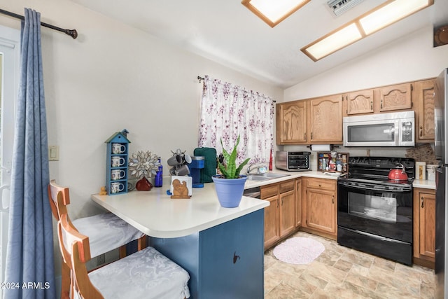 kitchen with sink, vaulted ceiling, electric range, kitchen peninsula, and a breakfast bar area