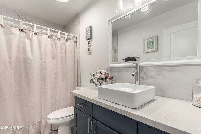 bathroom with vanity, backsplash, toilet, and a shower with shower curtain