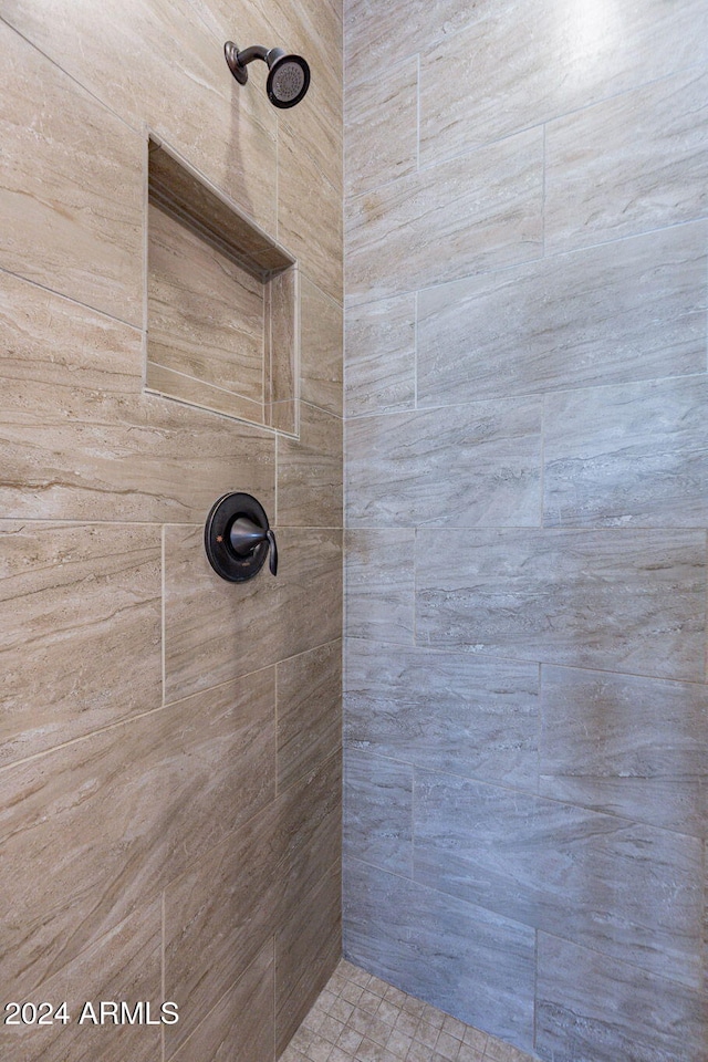 bathroom featuring a tile shower