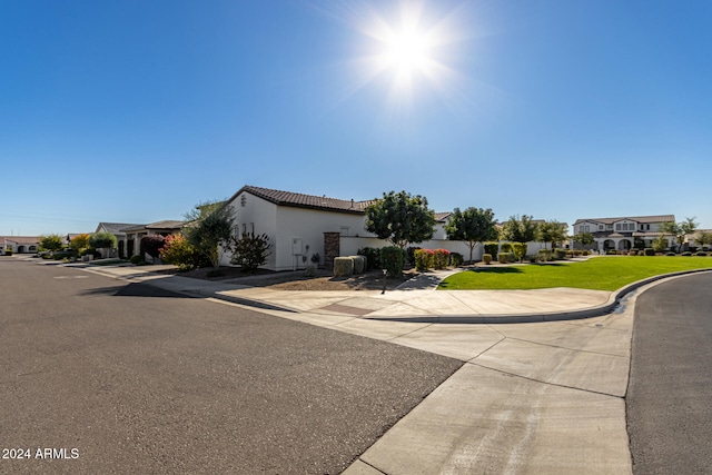 view of front facade featuring a front lawn