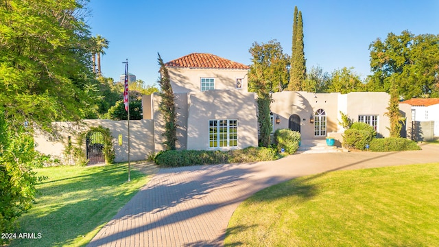 view of front of property featuring a front lawn