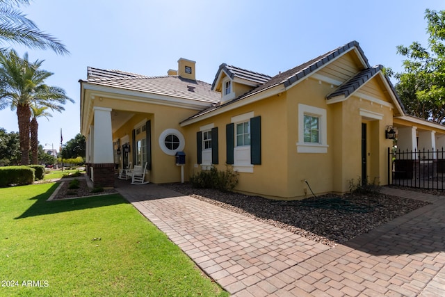 view of front of property with a front lawn