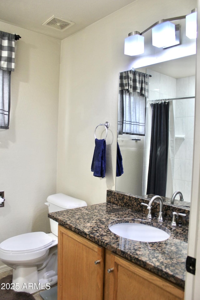 full bath featuring curtained shower, visible vents, vanity, and toilet