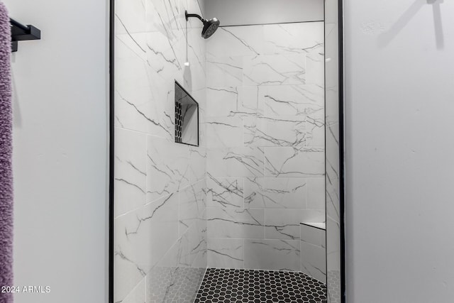 bathroom featuring a tile shower