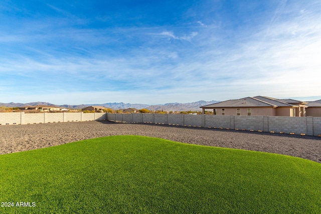 view of yard with a mountain view