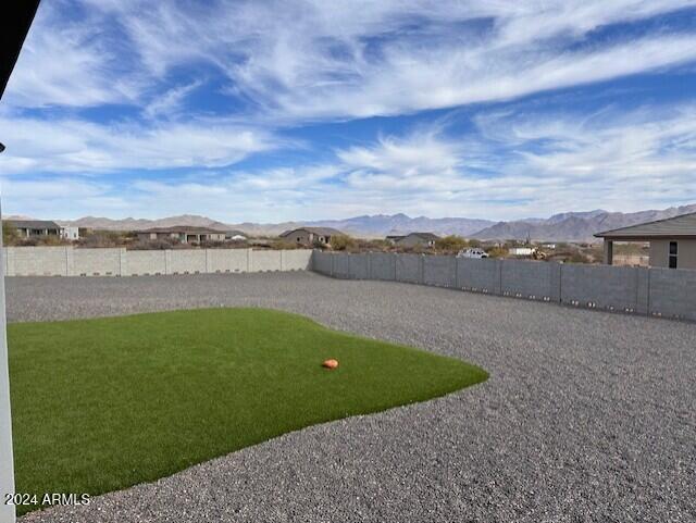 view of yard featuring a mountain view