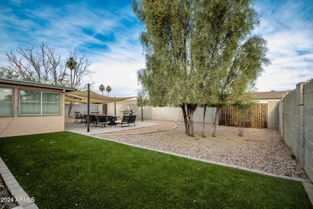 view of yard featuring a patio