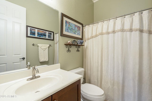 full bath featuring vanity, toilet, and a shower with curtain