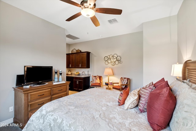 bedroom with ceiling fan