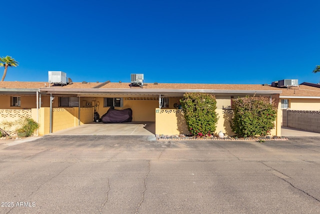 711 E Laurel Dr Unit 17, Casa Grande, AZ 85122 - single story home featuring a carport, central AC unit, and fence