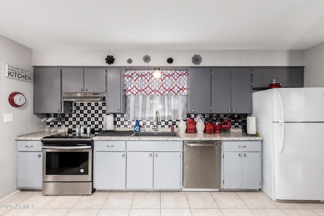 711 E Laurel Dr Unit 17, Casa Grande, AZ 85122 - kitchen with gray cabinets, a sink, decorative backsplash, light countertops, and stainless steel appliances
