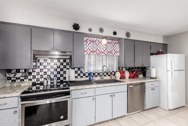 711 E Laurel Dr Unit 17, Casa Grande, AZ 85122 - kitchen with under cabinet range hood, a sink, tasteful backsplash, stainless steel appliances, and light countertops