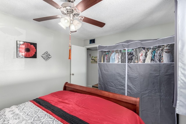 711 E Laurel Dr Unit 17, Casa Grande, AZ 85122 - bedroom with visible vents, a textured ceiling, and a ceiling fan