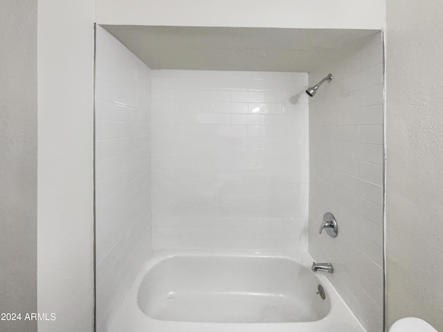 bathroom with bathtub / shower combination