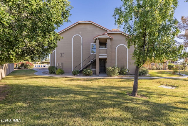 view of front of home featuring a front lawn