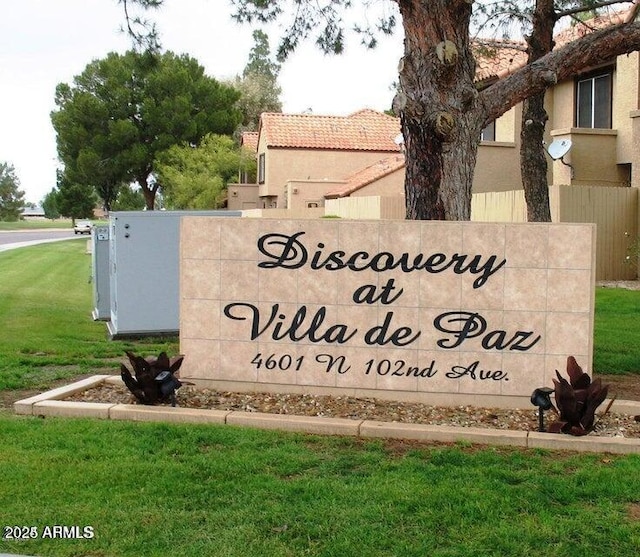 community / neighborhood sign featuring a lawn