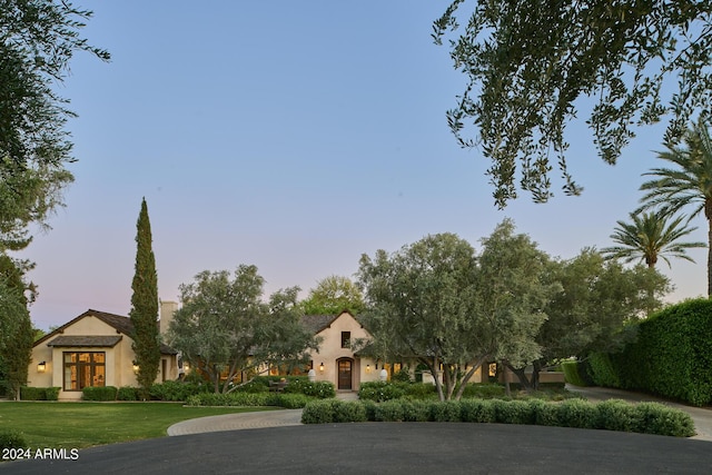 view of front of property featuring a lawn