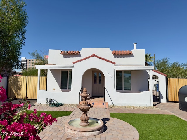 view of front of house featuring a front lawn