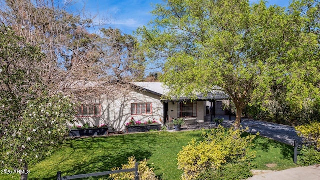 view of front of property with a front yard