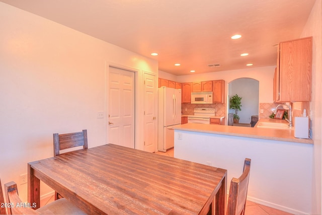 2386 Skyview Dr, Sierra Vista, AZ 85635 - dining space featuring arched walkways, recessed lighting, and baseboards