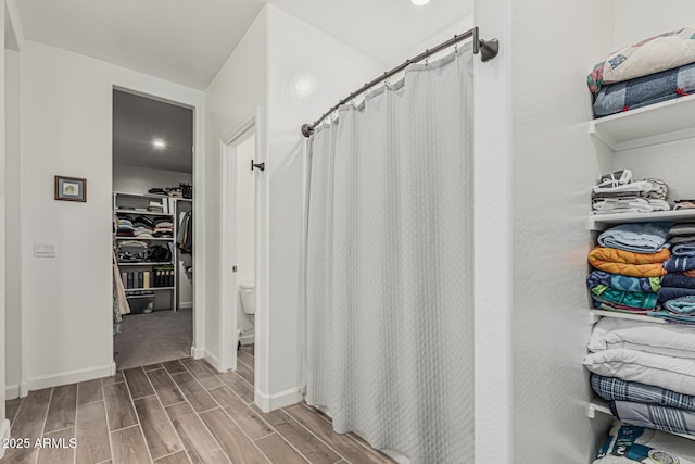 2923 W Shanley Ave, Apache Junction, AZ 85120 - full bath featuring a walk in closet, toilet, recessed lighting, curtained shower, and wood finished floors