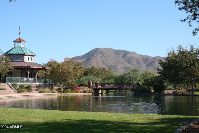 water view with a mountain view