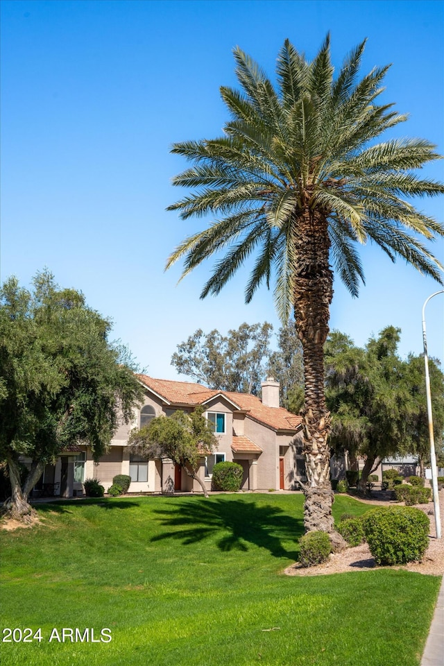 view of front facade featuring a front yard