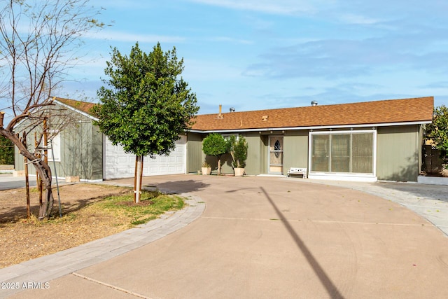 single story home featuring a shingled roof