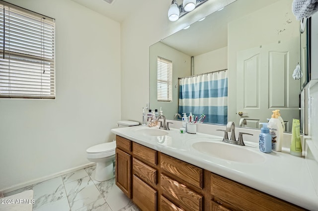 bathroom with a shower with shower curtain, vanity, and toilet