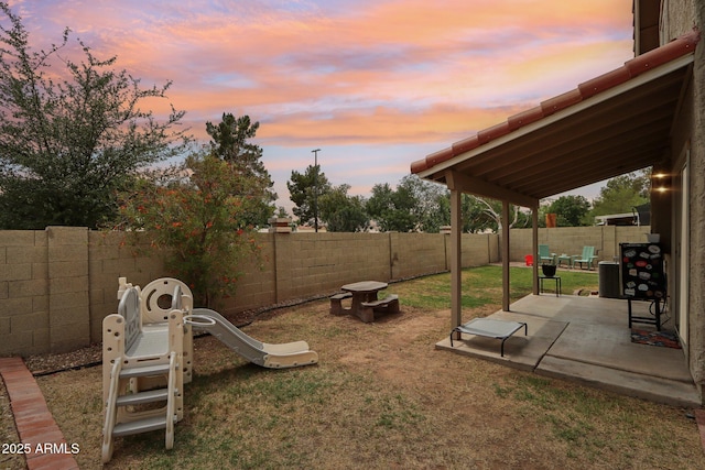 1344 N Brittany Ln, Gilbert, AZ 85233 - yard at dusk with a patio