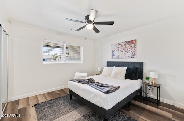 bedroom with ceiling fan, crown molding, and hardwood / wood-style flooring