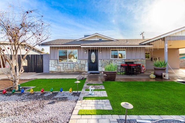 view of front of house featuring a front lawn