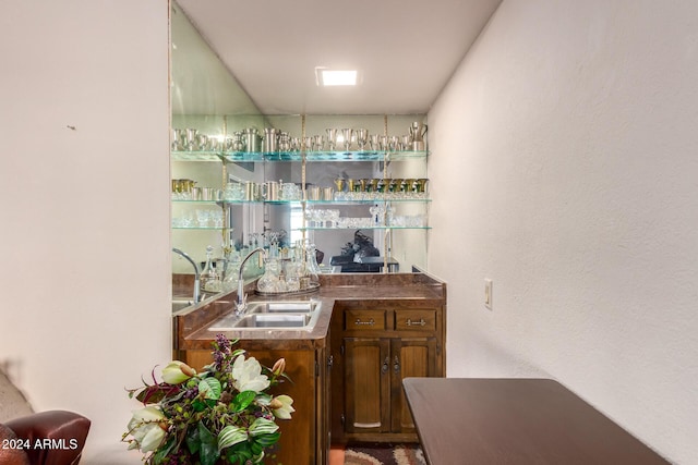 36444 N Stardust Ln, Carefree, AZ 85377 - indoor wet bar featuring a textured wall