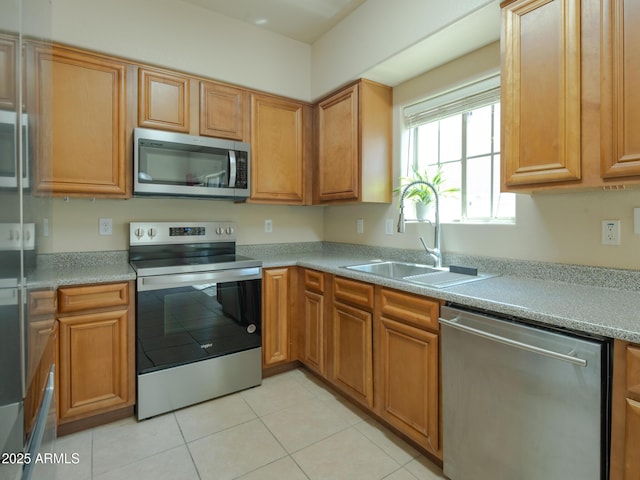 2826 E Tracy Ln Unit 3, Phoenix, AZ 85032 - kitchen featuring stainless steel appliances, a sink, light tile patterned flooring, and light countertops