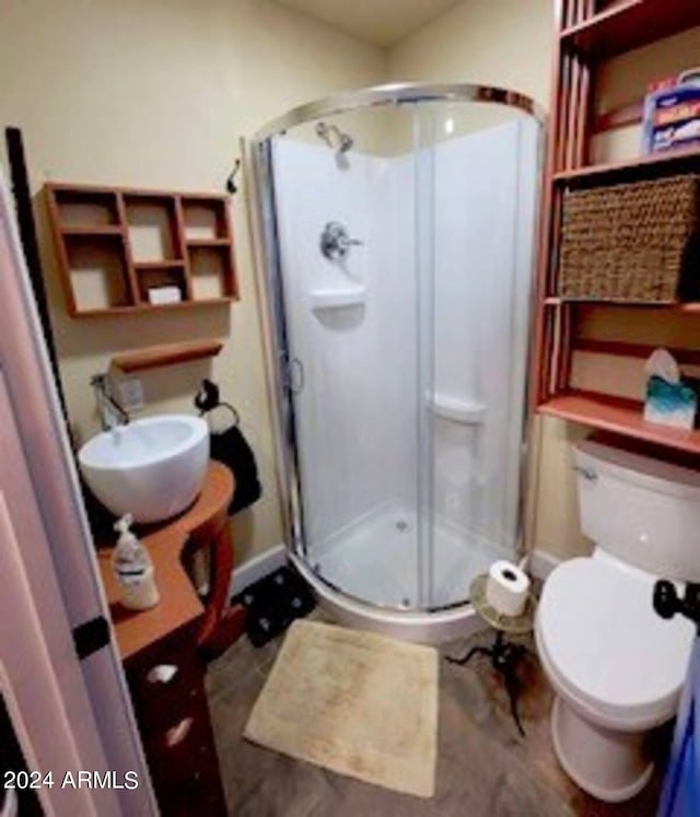 601 N Berry Ave, Winslow, AZ 86047 - bathroom featuring a shower with shower door and toilet