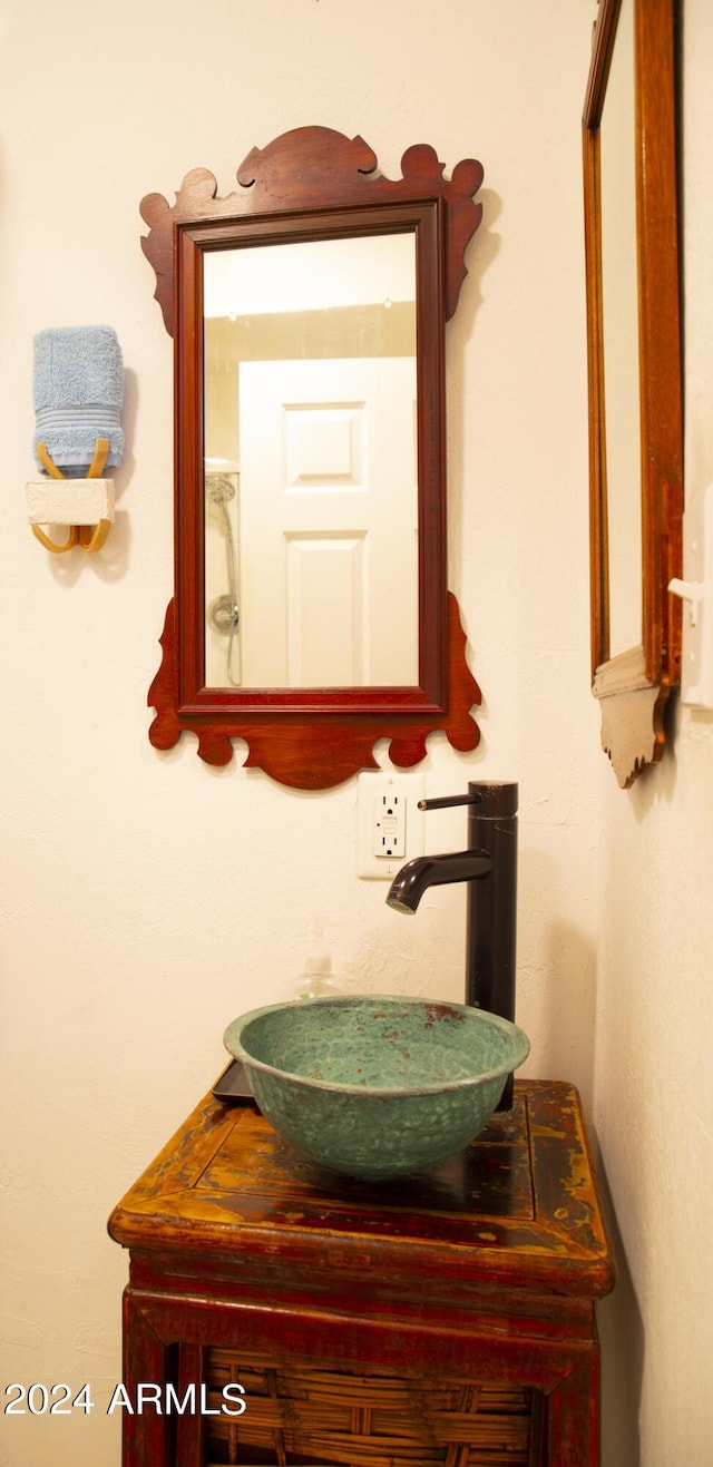 601 N Berry Ave, Winslow, AZ 86047 - details featuring vanity