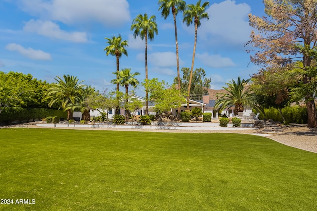 view of property's community featuring a lawn