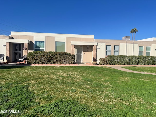 view of front of house featuring a front lawn