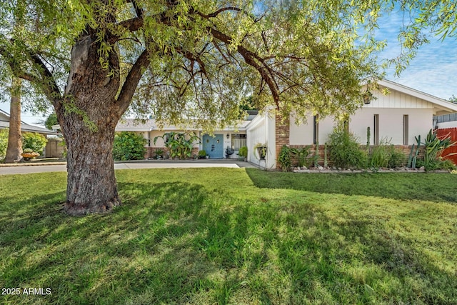 view of front facade with a front lawn