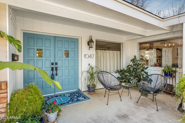 entrance to property featuring covered porch