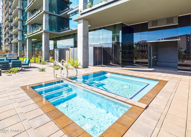 7120 E Kierland Blvd Unit 316, Scottsdale, AZ 85254 - view of pool with a patio and a pool with connected hot tub
