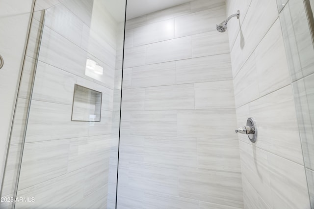 bathroom featuring a tile shower