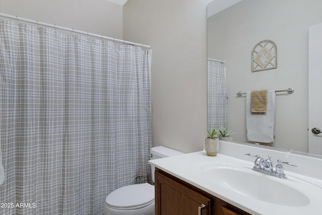 full bathroom featuring a shower with shower curtain, vanity, and toilet